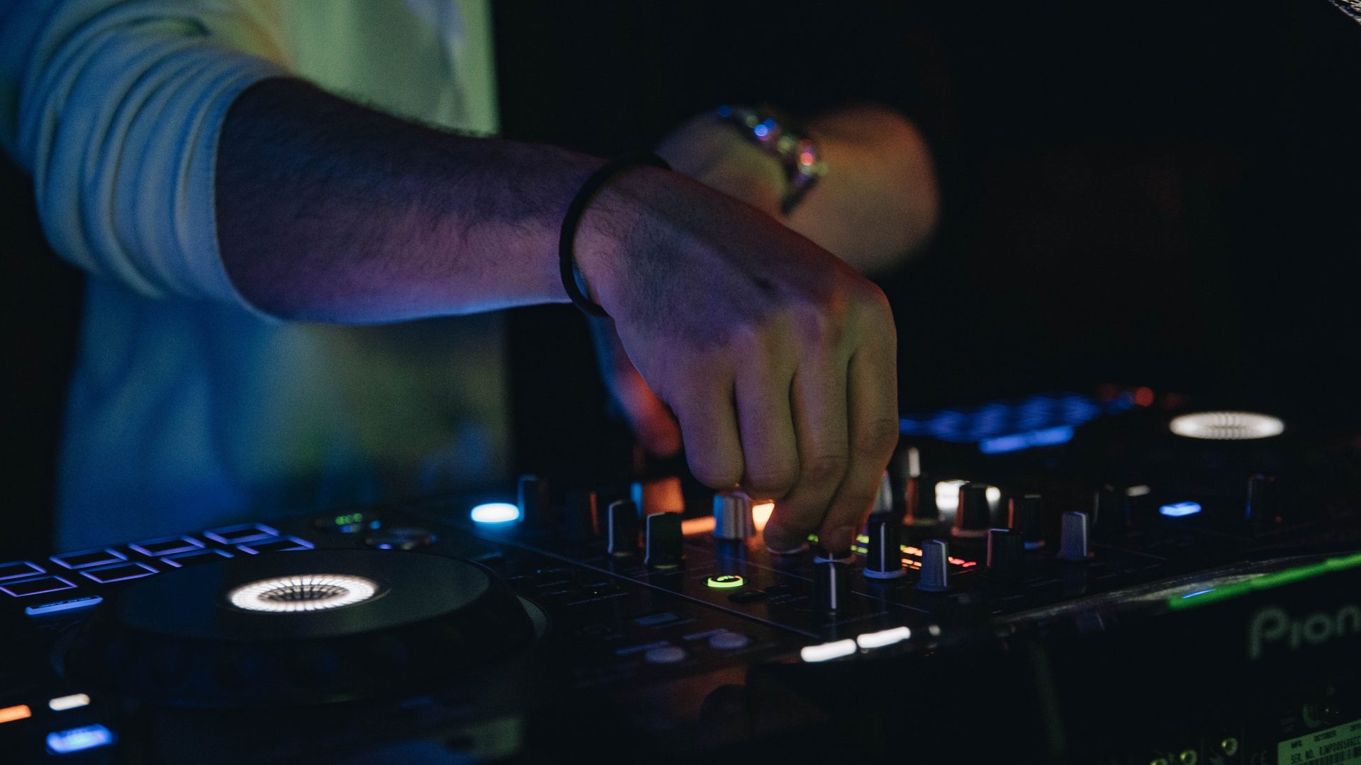 Hands on the mixer, live in the dark